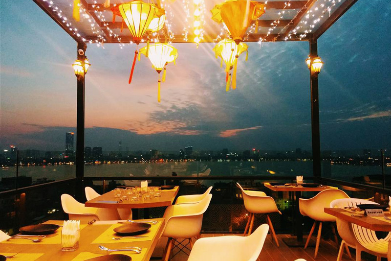 "Lơ lửng mà không rơi" với 8 quán cafe view nóc nhà ở Hà Nội