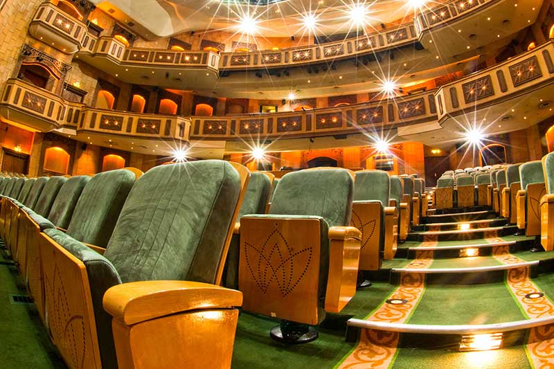 nhung anh den va hang ghe trai dai