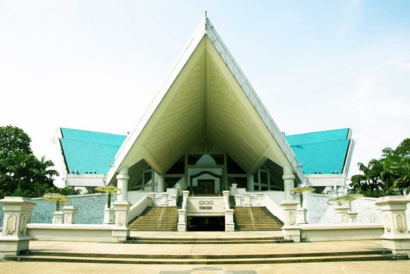 ben ngoai cua nha hat