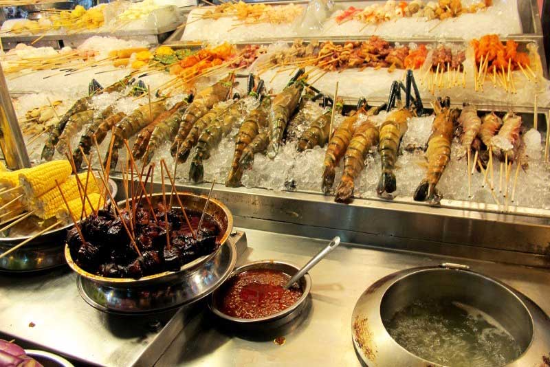 nhung chu tom con tuoi roi roi nam tren da lanh cho che bien