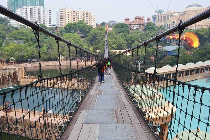 cay cau treo 428 met la diem nhin toan bo sunway lagoon