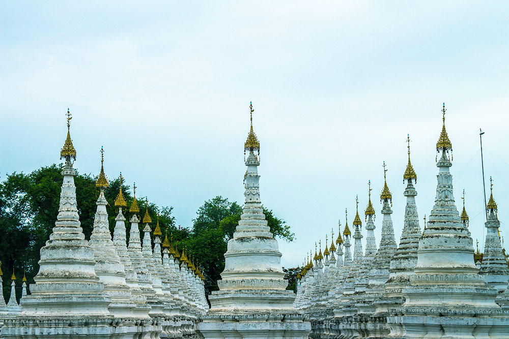 nhung bao thap vay xung quanh