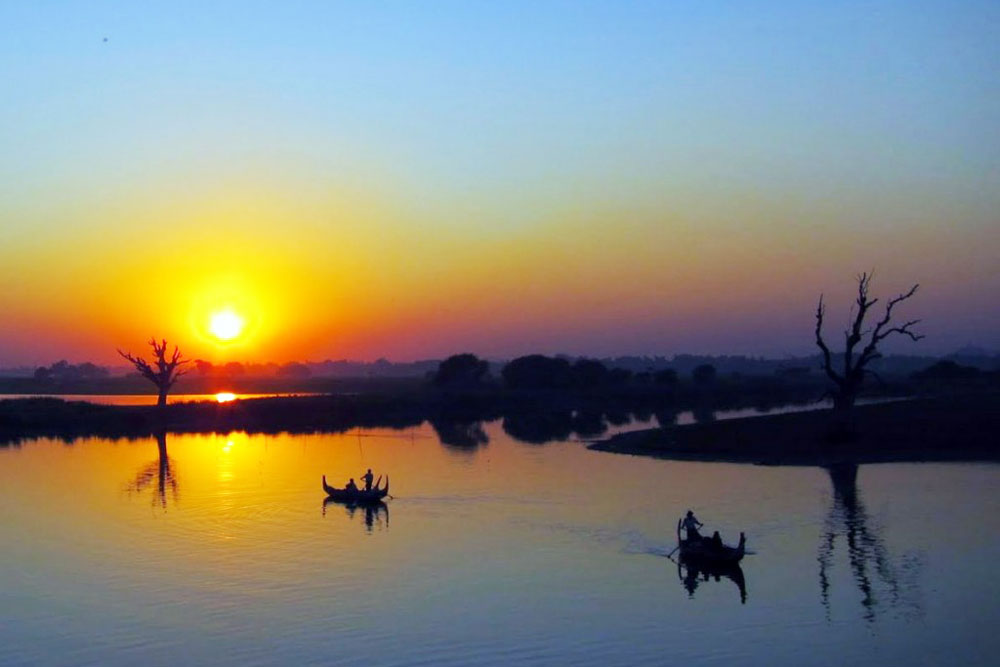 ngoi tren nhung con thuyen xuoi mai nuoc