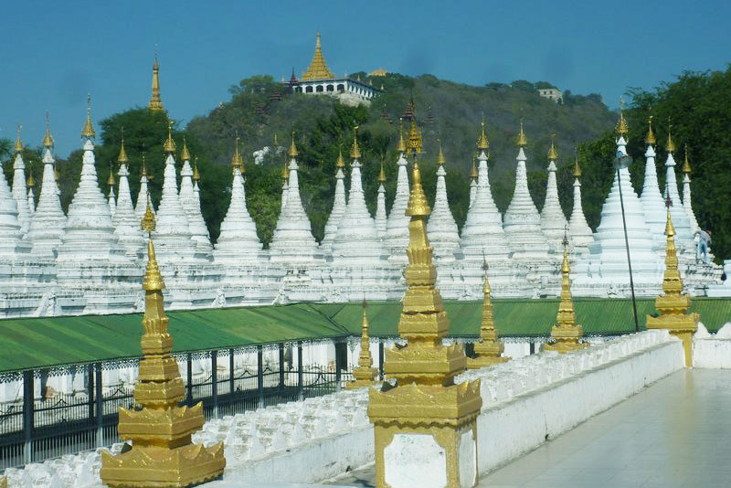 co nhieu nhung ngoi den, chua nho tren duong len dinh doi