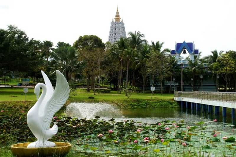 ho nuoc ngay ben canh