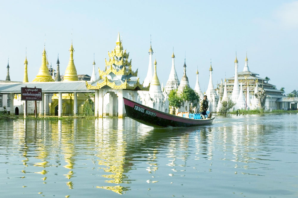 nhung ngoi chua tren mat ho phia xa