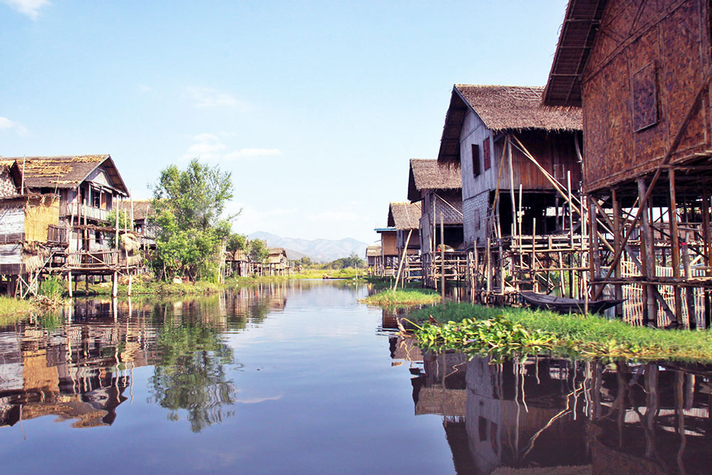 khu canh nha san tren mat ho