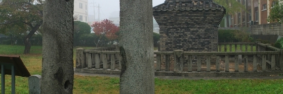 Tháp gạch năm tầng trong hang động phía đông (Dangganjiju (Flagpole Supports) in Unheung-dong and Five-Story Brick Pagoda in Dongbu-dong)