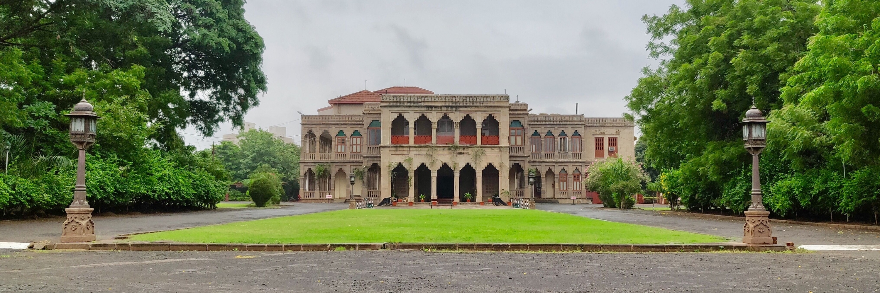 Cung điện Nilambag (Nilambag Palace)