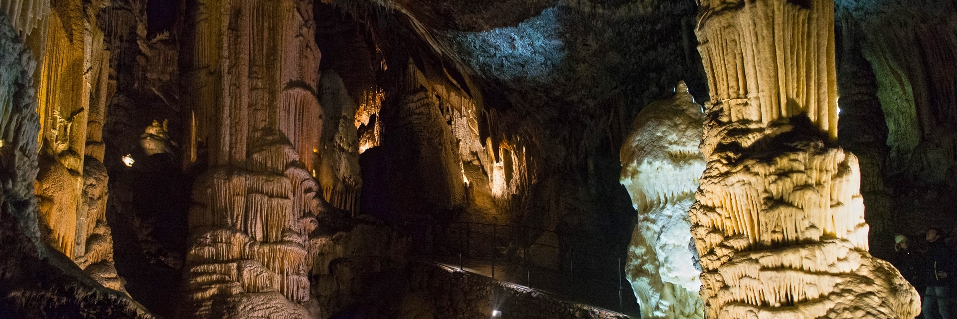Hang động dưới Babji Zob (The Cave Under Babji Zob)
