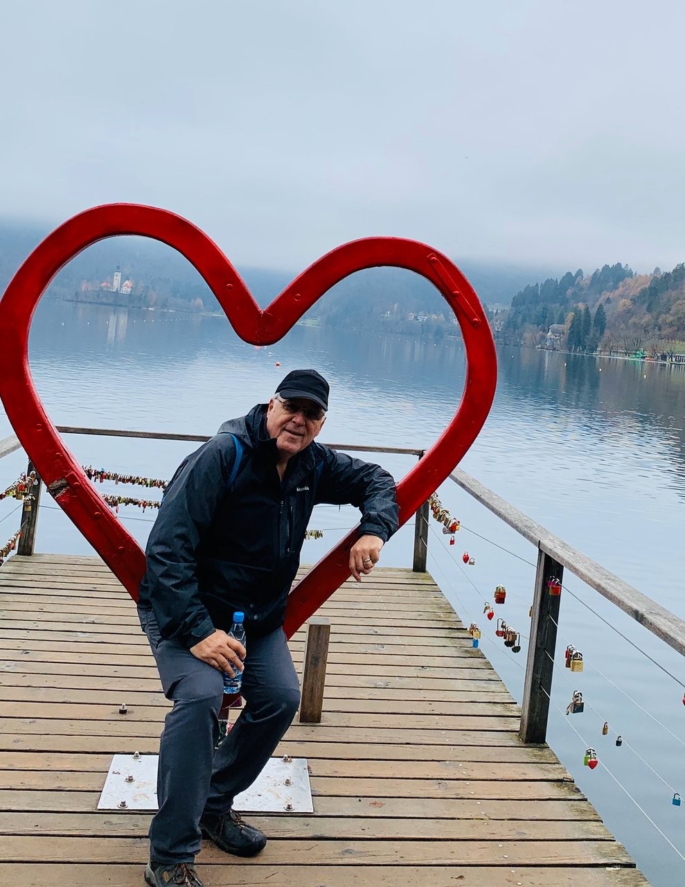Trái tim của Bled: Trái Tim của Bled là một biểu tượng vô giá của thành phố Bled - Slovenia, với vẻ đẹp lãng mạn và thần thoại tuyệt vời. Bức ảnh sẽ giúp bạn thấy được sự huyền bí, kỳ quặc của trái tim được tạo ra từ đá vôi trắng mịn màng và nằm giữa một hồ nước rực rỡ ánh sáng tự nhiên. Hãy ngắm nhìn bức ảnh đẹp này và cảm nhận sự lãng mạn của Trái Tim Bled.