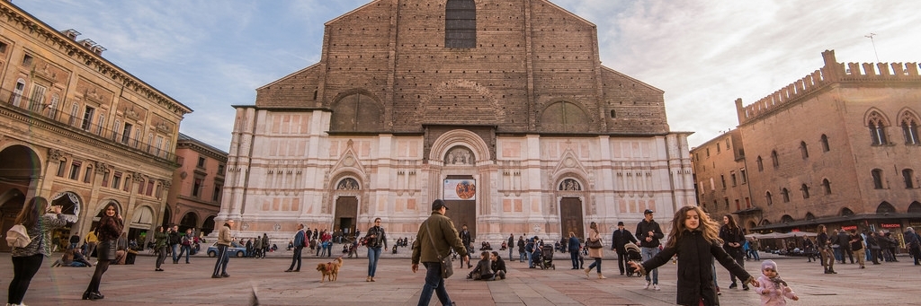 Quảng Trường Maggiore ( Piazza Maggiore )
