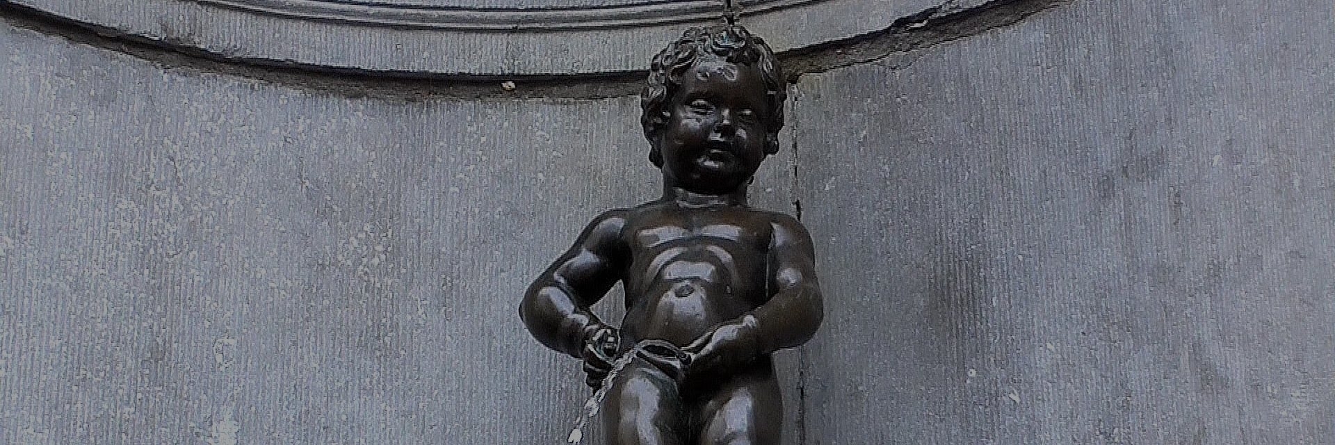 Bức tượng chú bé đứng tè ở Bruxelles (Manneken Pis)