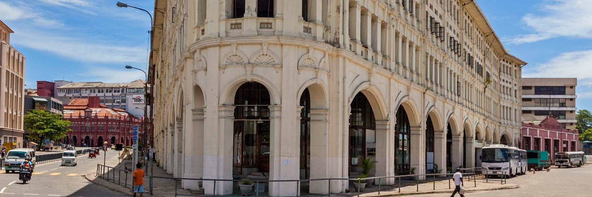 Tòa nhà tam giác trắng (White Triangle Building)