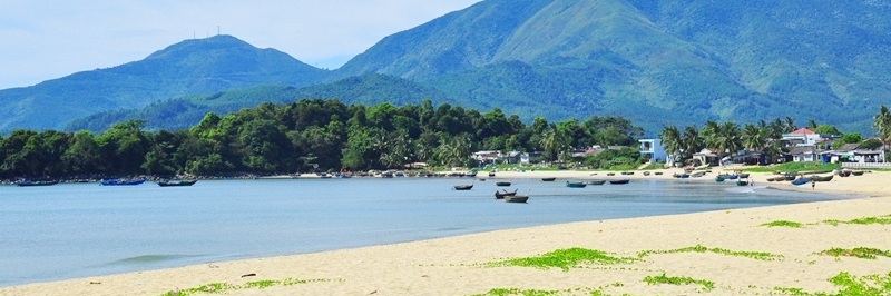 Biển Xuân Thiều ( Red Beach )