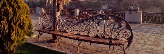 Băng ghế của những người yêu nhau và cây hạnh phúc (Bench of Lovers and Tree of Happiness)