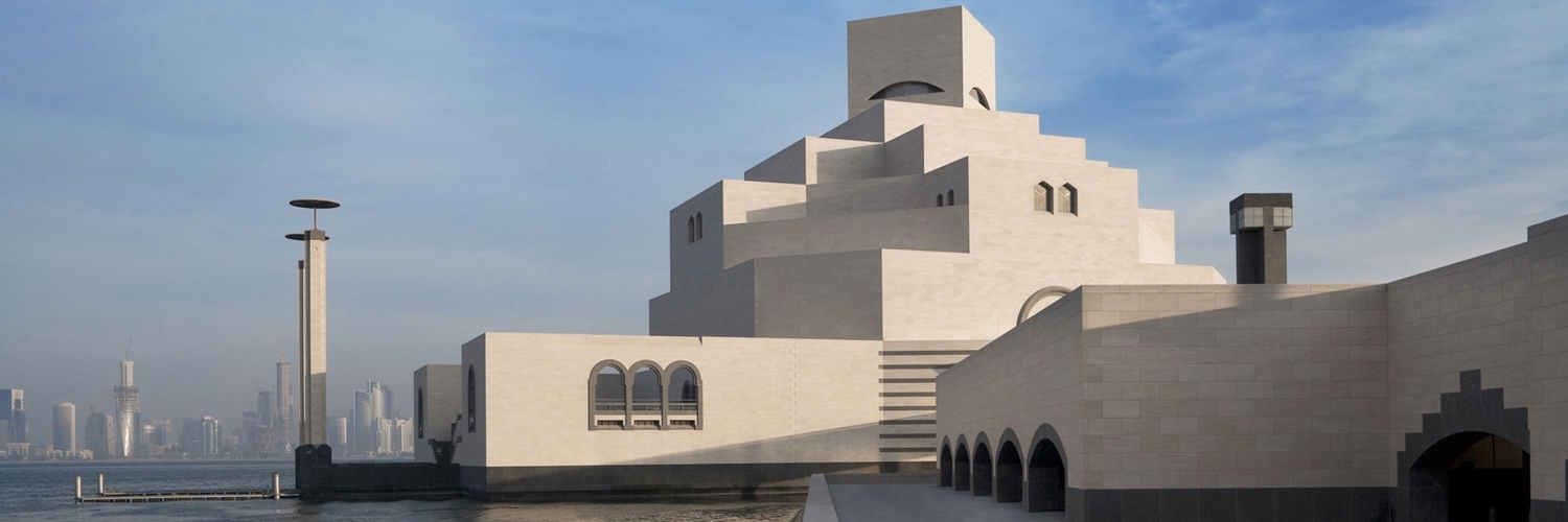 Bảo tàng có diện tích 48.000 m2 và được xây dựng trên một đảo nhân tạo nhìn ra vịnh Nam Doha.
