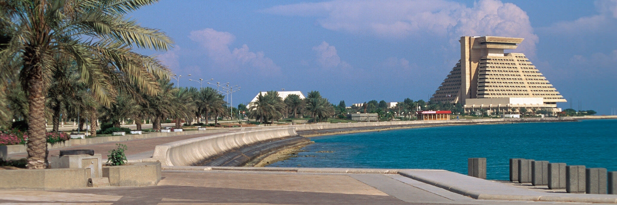 Lối đi dạo ven biển (Corniche)