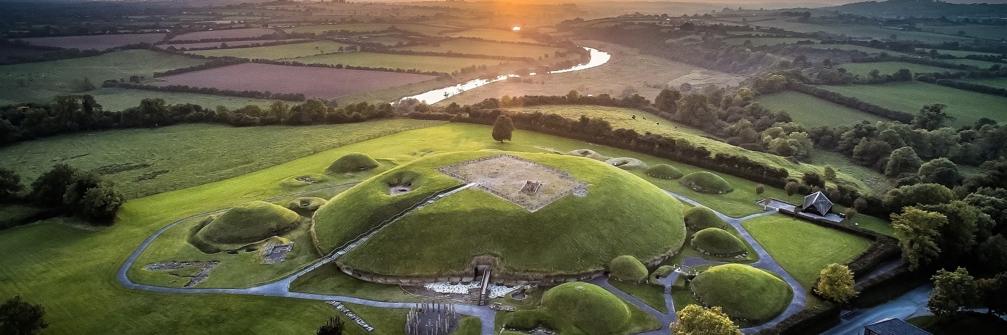 Mộ đất lớn (Knowth Megalithic Passage Tomb)