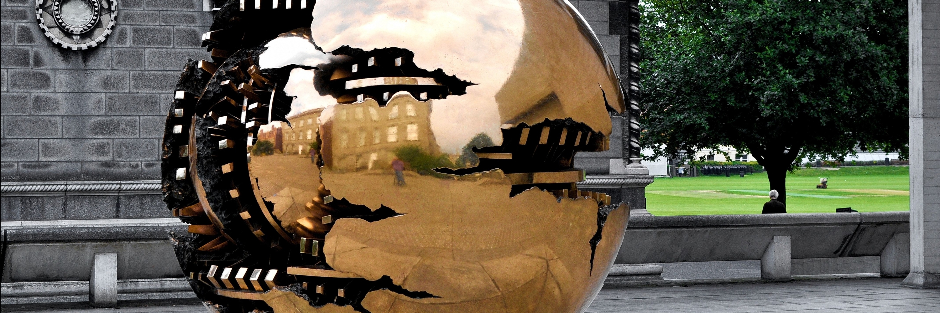 Tác phẩm điêu khắc hình quả địa cầu Sphere Within Sphere (Sphere Within Sphere)
