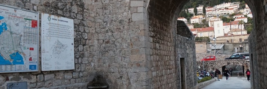 Cổng Buža (Buža Gate)