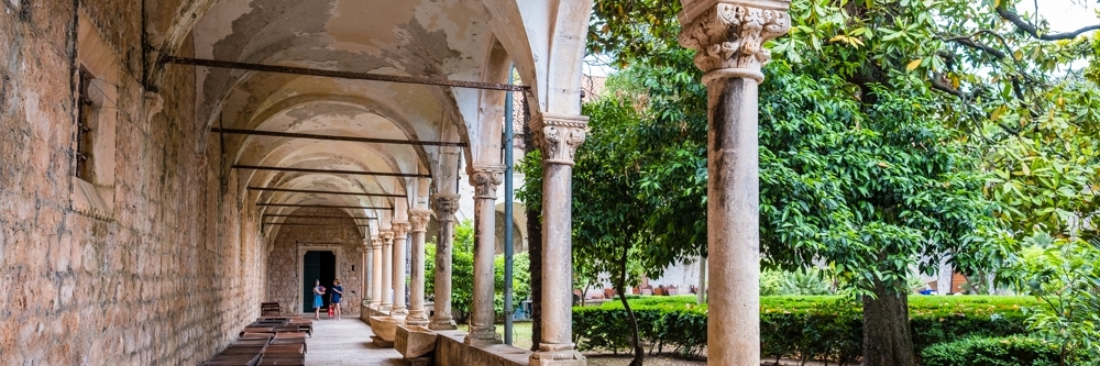 Tu viện Benedictine (Benedictine Monastery)