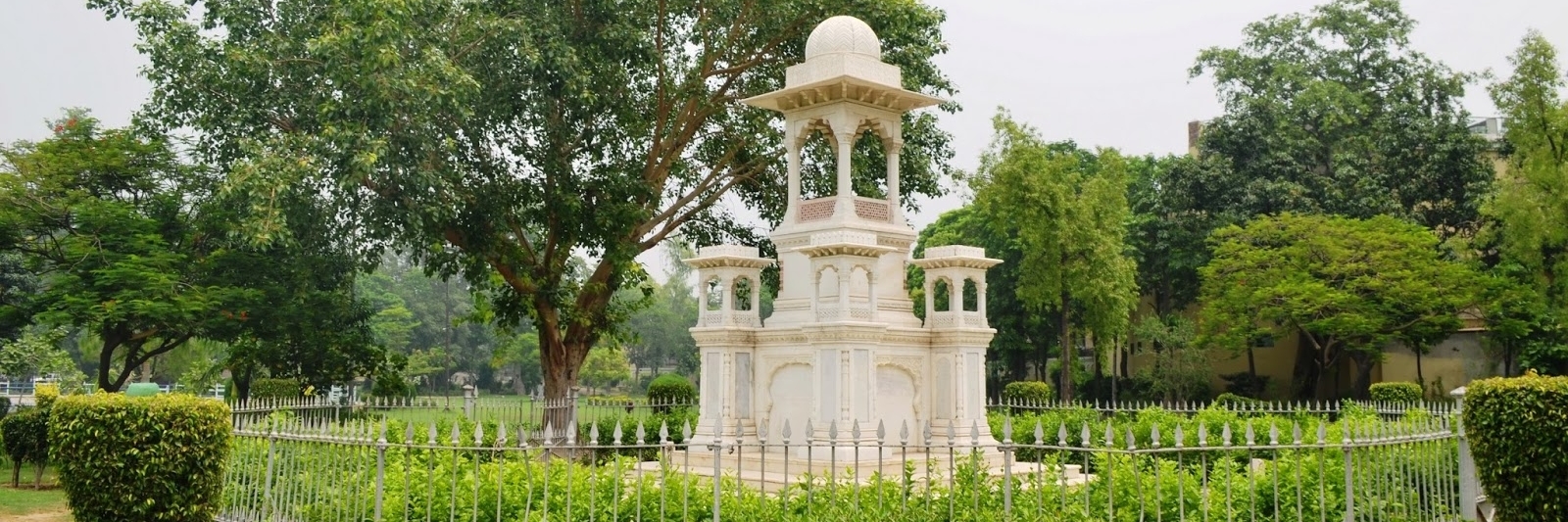 Tượng đài Ngài Charles James Lyall (Sir Charles James Lyall Monument)