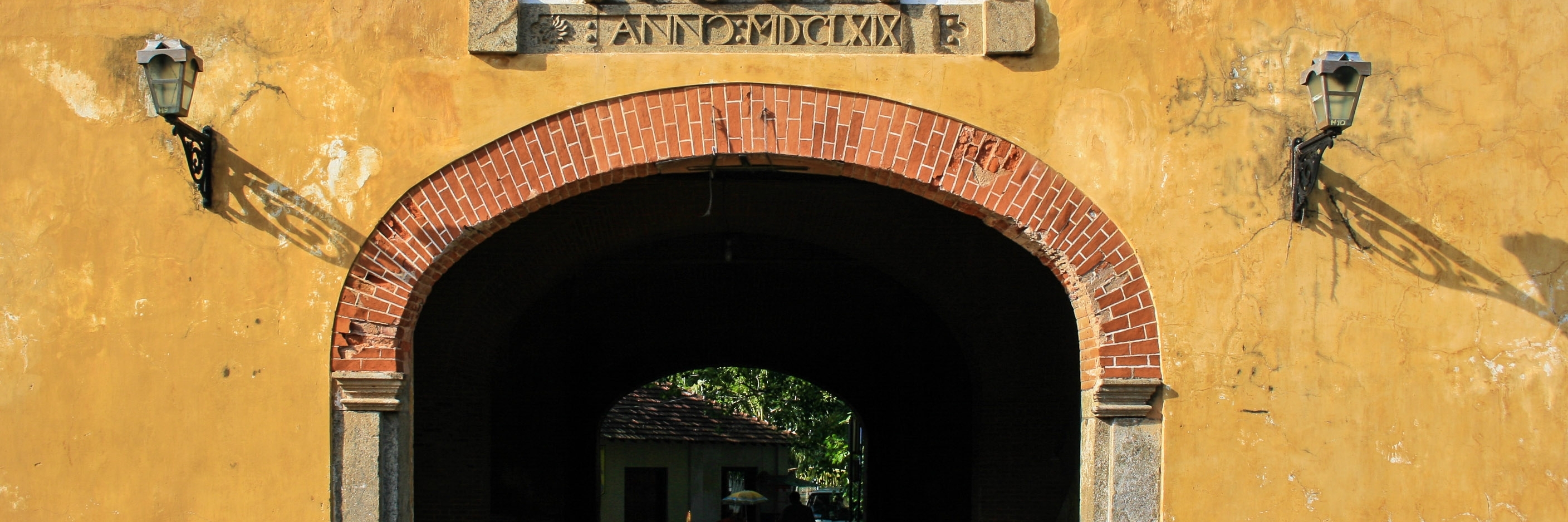 Cổng thành cổ (Old Gate)