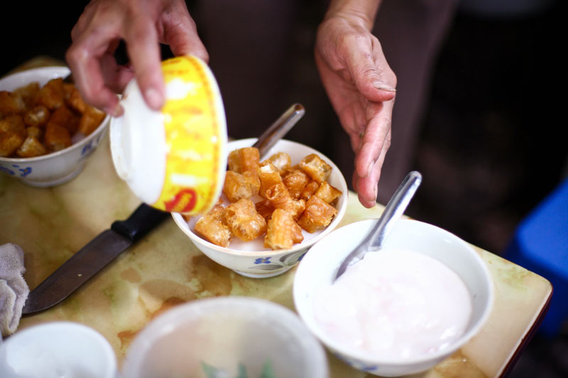 Top món ăn vặt không thể bỏ qua khi tham quan phố đi bộ Hoàn Kiếm