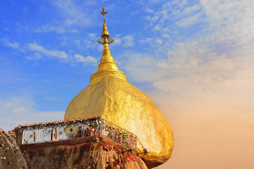 Chênh vênh ngôi chùa vàng bên vách núi thiêng - Golden Rock Pagoda