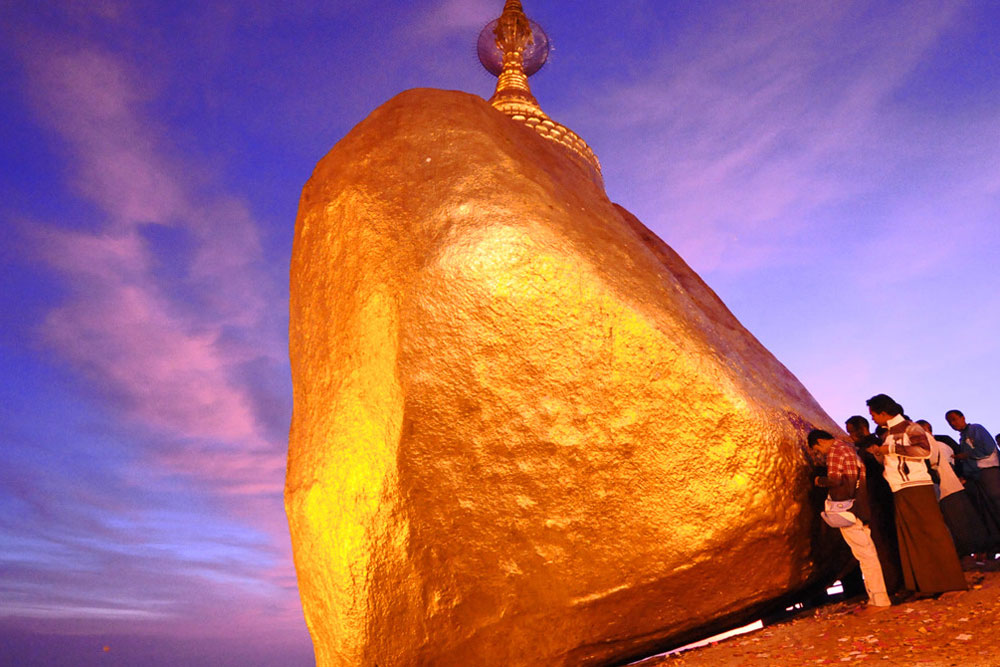 Chênh vênh ngôi chùa vàng bên vách núi thiêng - Golden Rock Pagoda