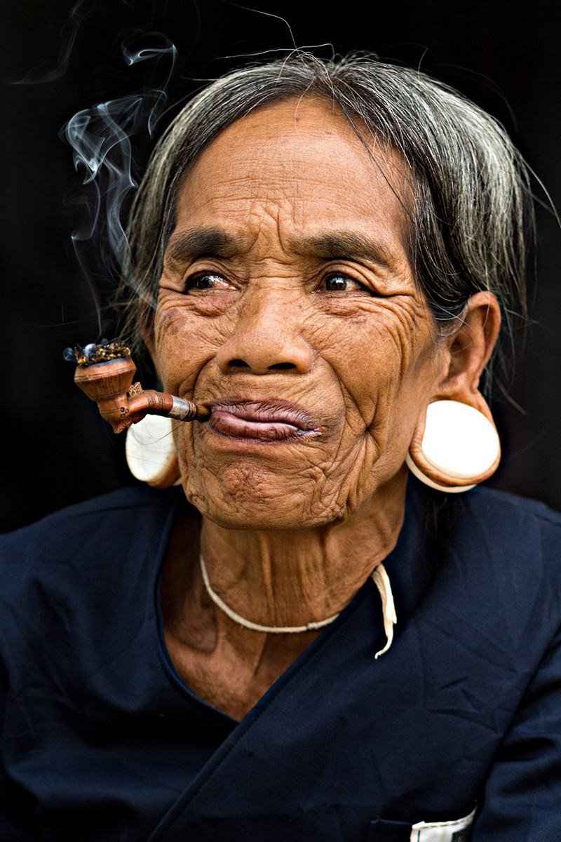 Bộ ảnh chân thực về những dân tộc thiếu số Việt đang dần biến mất