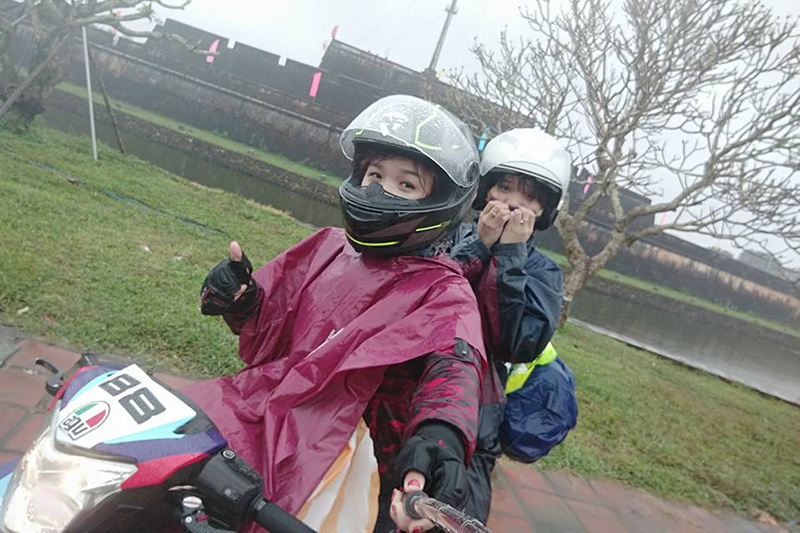 Hành trình phượt xuyên Việt Sài Gòn - Hà Nội bằng xe máy trong vòng 40 tiếng gây nhiều tranh cãi của hai cô gái trẻ
