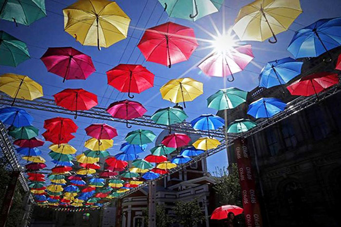 Ra mắt sự kiện "Nắng tháng 3" tại Đà Nẵng với nghệ thuật sắp đặt dù và biểu diễn đường phố