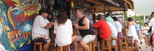 Quán bar bãi biển Bens (Bens Back Beach Bar)