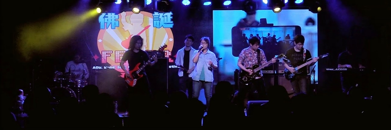 Sân khấu nhạc sống This Town Needs (This Town Needs)