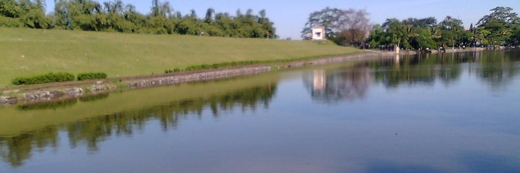 Hồ Bán Nguyệt (Bán Nguyệt Lake)