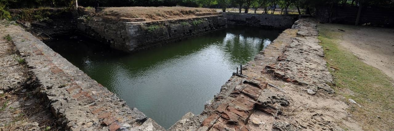Bể bơi hình chữ U - Yamuna Eri (Yamuna Eri)