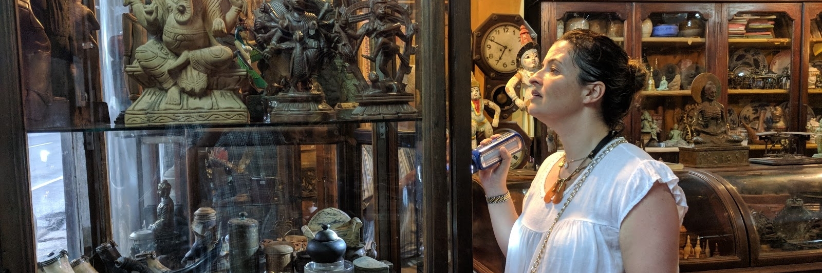 Tiệm trưng bày đồ cổ Waruna (Waruna Antiques)