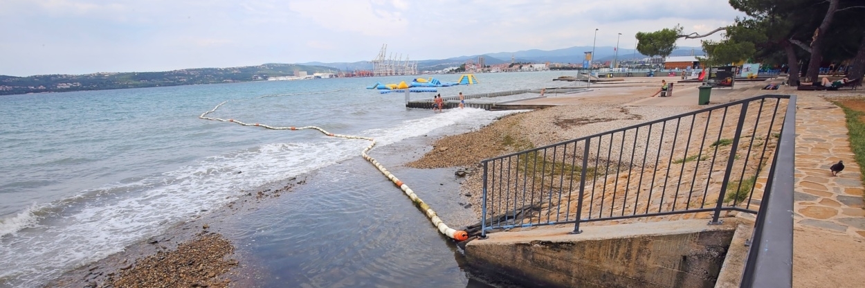 Bãi biển Zusterna (Zusterna Beach)