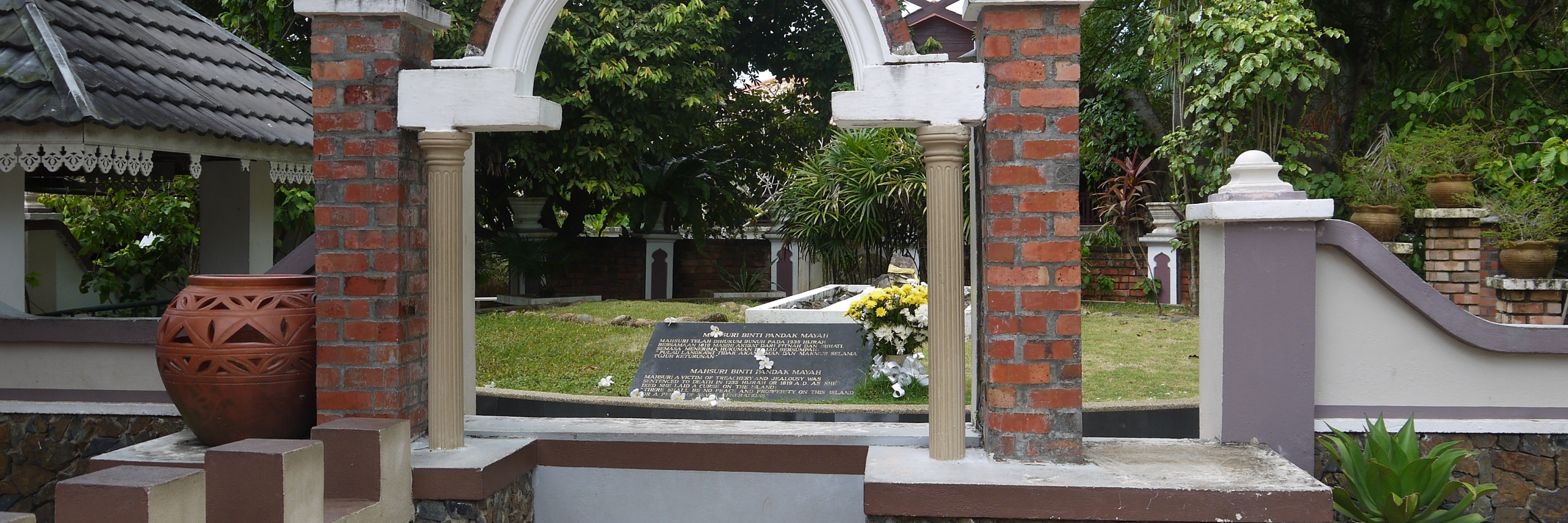 Lăng mộ và bảo tàng Mahsuri (Mahsuri Tomb and Museum)