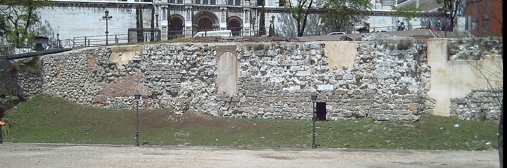 Bức tường Hồi giáo Madrid (Muralla Árabe)