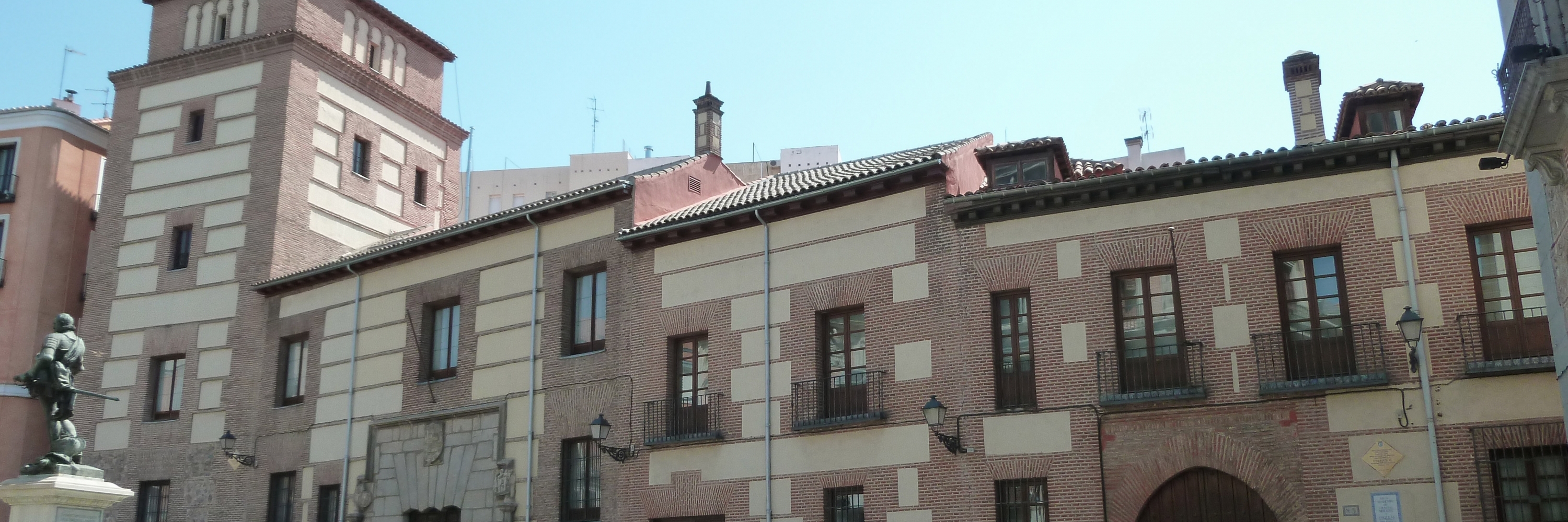 Toà tháp Lujanes (Casa y Torre de los Lujanes)