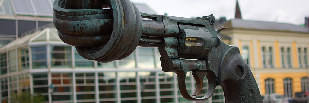 Tượng súng thắt nút (Knotted pistol sculpture)