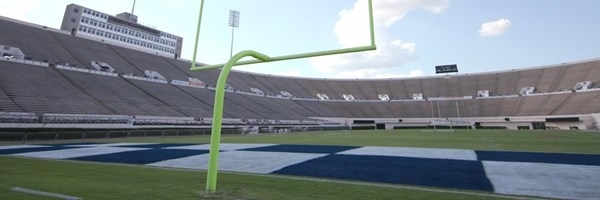 Sân vận động tưởng niệm cựu chiến binh Mississippi (Mississippi Veterans Memorial Stadium)