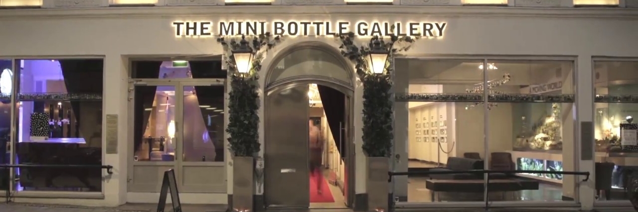 Phòng trưng bày chai nhỏ (The Mini Bottle Gallery)