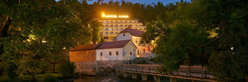 Phòng bí mật của khách sạn Jama (The Secret Rooms of Hotel Jama)