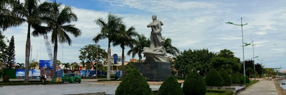 Tượng đài Mẹ Suốt