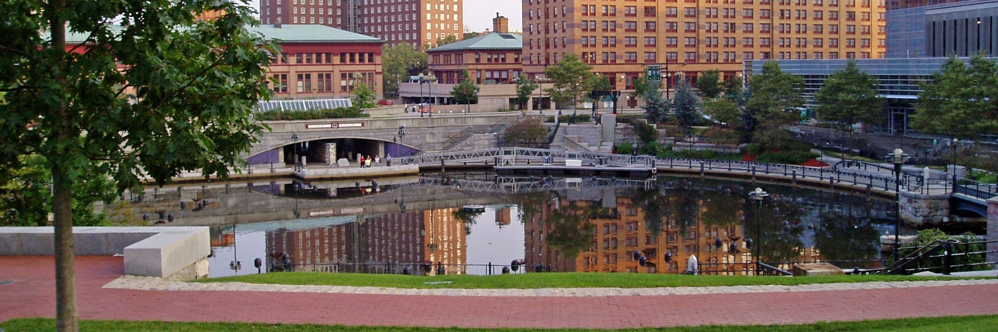 Công viên ven hồ trung tâm đảo Rhode (Rhode Island Waterplace Park and Riverwalk)