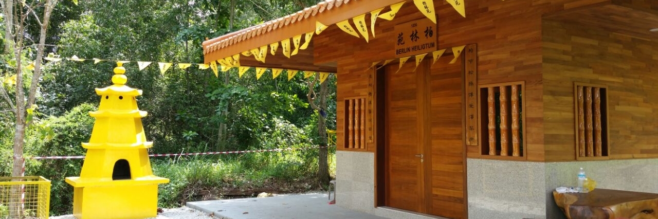 Đền cô gái Đức (German Girl Shrine)